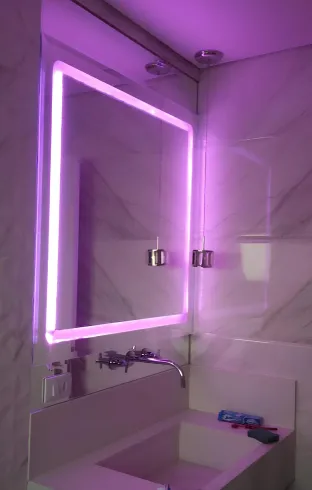espelho com luz neon