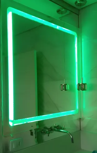 espelho com luz neon