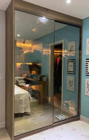 Espelho aguarda roupa sob medida